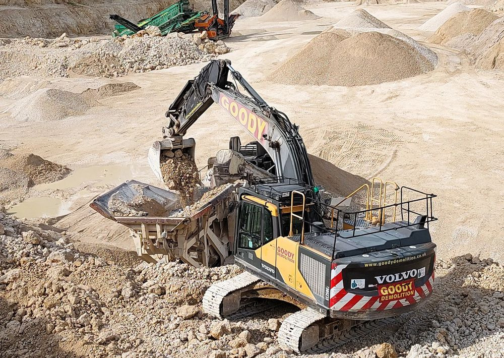 Volvo EC 250 EL - Lánctalpas kotró: 4 kép. Volvo EC 250 EL - Lánctalpas kotró: 4 kép.