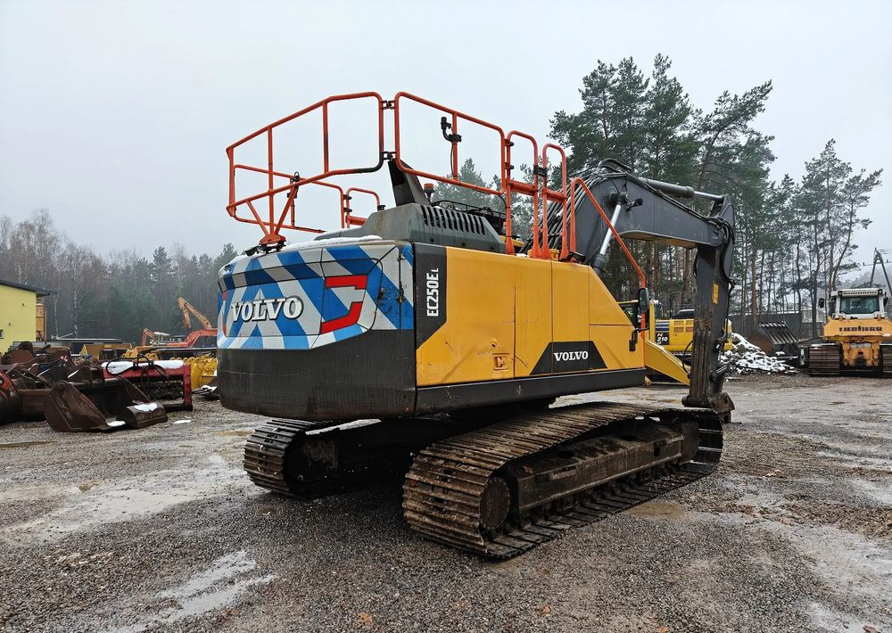 Volvo EC250EL - Lánctalpas kotró: 5 kép. Volvo EC250EL - Lánctalpas kotró: 5 kép.