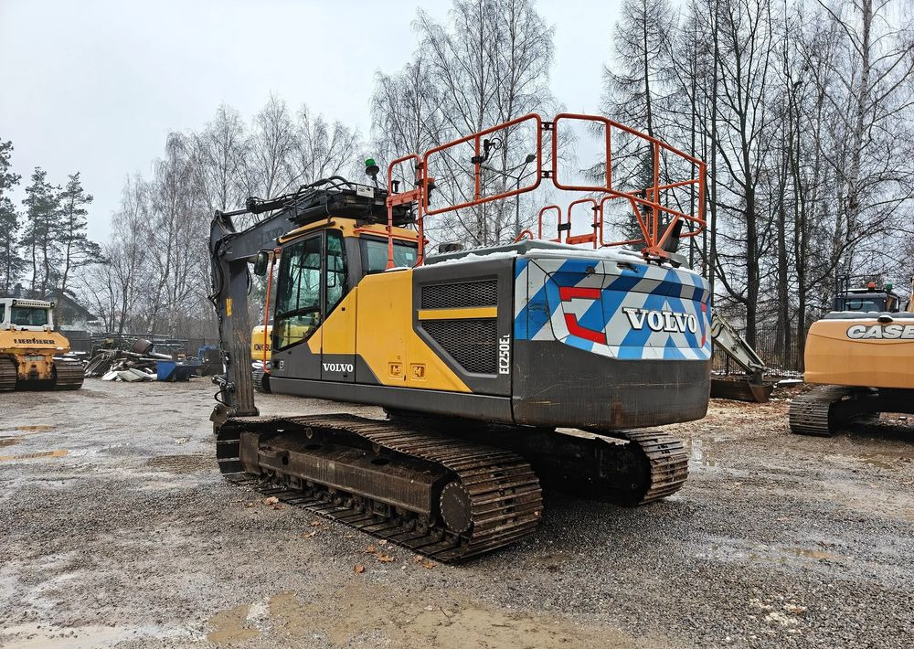 Volvo EC250EL - Lánctalpas kotró: 3 kép. Volvo EC250EL - Lánctalpas kotró: 3 kép.