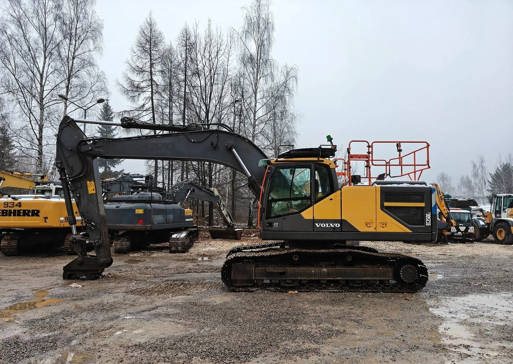 Volvo EC250EL - Lánctalpas kotró: 2 kép. Volvo EC250EL - Lánctalpas kotró: 2 kép.