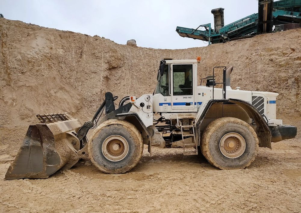 Volvo L180E - Gumikerekes homlokrakodó: 2 kép. Volvo L180E - Gumikerekes homlokrakodó: 2 kép.