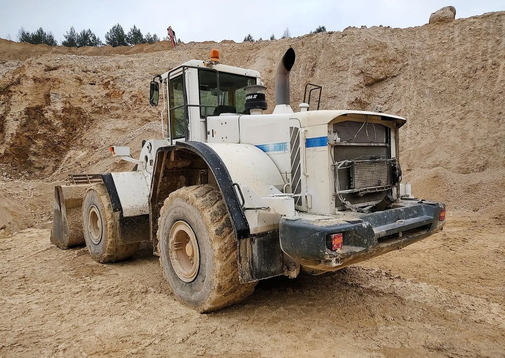 Volvo L180E - Gumikerekes homlokrakodó: 3 kép. Volvo L180E - Gumikerekes homlokrakodó: 3 kép.