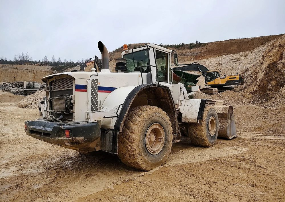 Volvo L180E - Gumikerekes homlokrakodó: 5 kép. Volvo L180E - Gumikerekes homlokrakodó: 5 kép.