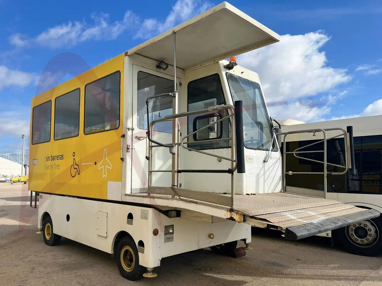 AEROFABRIL 6C-4M-ALT.6 - Ambulift: 1 kép. AEROFABRIL 6C-4M-ALT.6 - Ambulift: 1 kép.