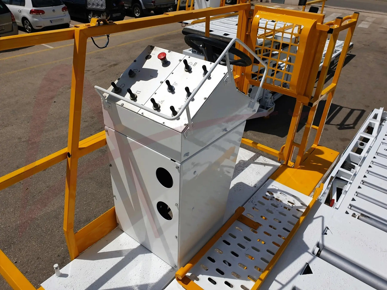 AIR MARREL LAM3500 - Konténer/ Rakodólap rakodógép: 4 kép. AIR MARREL LAM3500 - Konténer/ Rakodólap rakodógép: 4 kép.