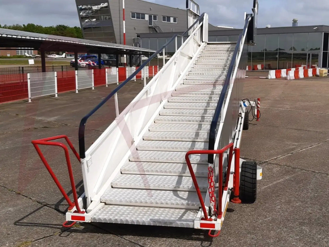 AMSS SKYWAY 96-232 - Utaslépcső: 3 kép. AMSS SKYWAY 96-232 - Utaslépcső: 3 kép.