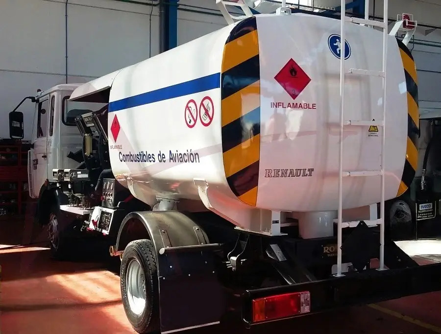 AVGAS B-100 - Tartályos teherautó: 3 kép. AVGAS B-100 - Tartályos teherautó: 3 kép.
