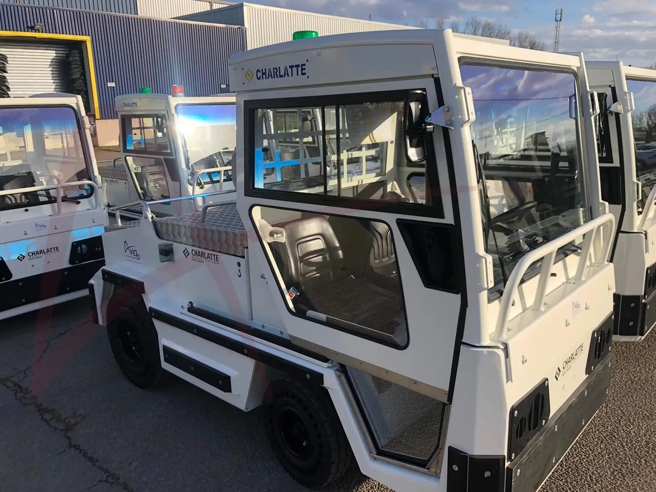 CHARLATTE T135 EVO - Poggyász vontató: 2 kép. CHARLATTE T135 EVO - Poggyász vontató: 2 kép.