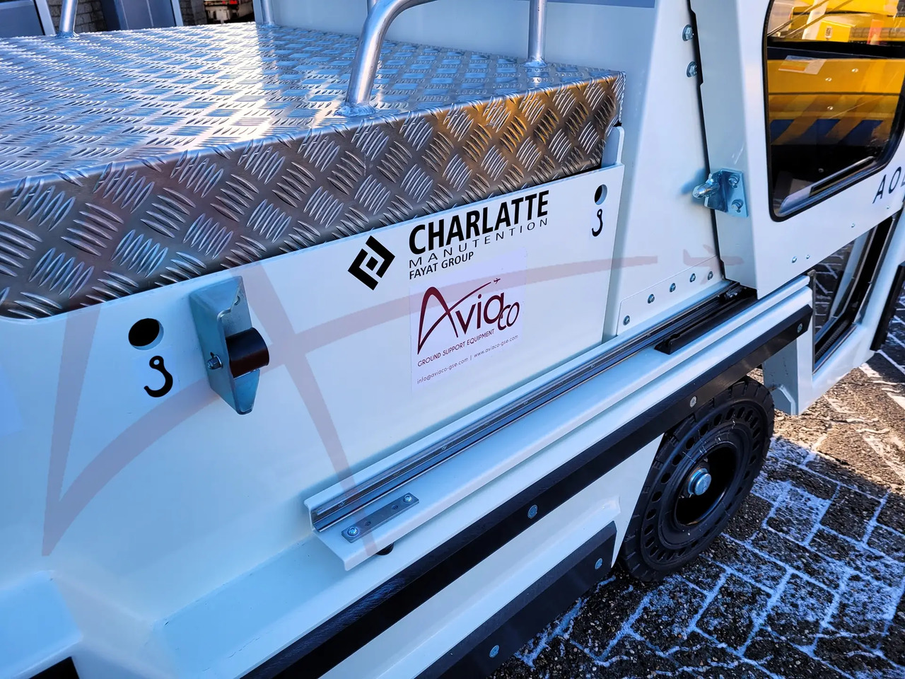 CHARLATTE T135 EVO - Poggyász vontató: 4 kép. CHARLATTE T135 EVO - Poggyász vontató: 4 kép.