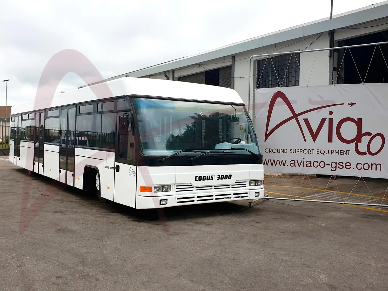 CONTRAC COBUS 3000 - Reptéri busz: 2 kép. CONTRAC COBUS 3000 - Reptéri busz: 2 kép.