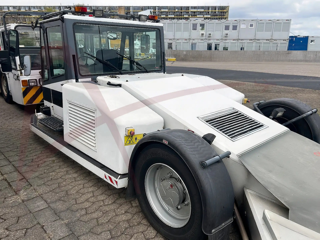 KALMAR MOTOR AB TBL 50 - Repülőgép vontató: 2 kép. KALMAR MOTOR AB TBL 50 - Repülőgép vontató: 2 kép.