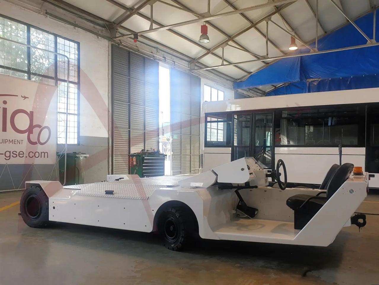 LEKTRO AP8950SD - Repülőgép vontató: 1 kép. LEKTRO AP8950SD - Repülőgép vontató: 1 kép.