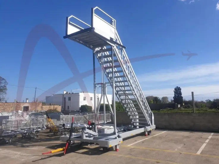 MASTER EQUIPMENT STR710-14 - Utaslépcső: 3 kép. MASTER EQUIPMENT STR710-14 - Utaslépcső: 3 kép.