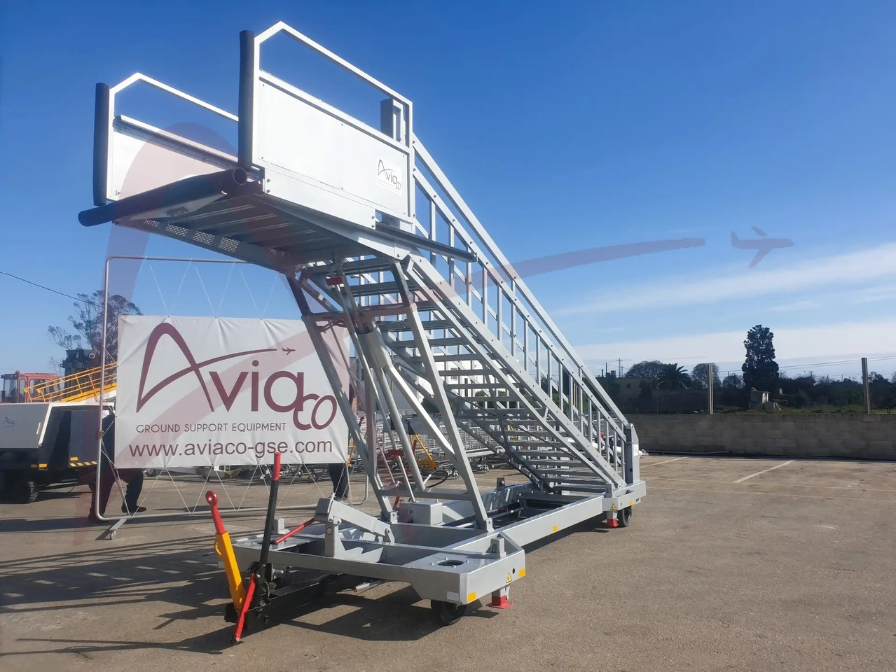 MASTER EQUIPMENT STR710-14 - Utaslépcső: 1 kép. MASTER EQUIPMENT STR710-14 - Utaslépcső: 1 kép.