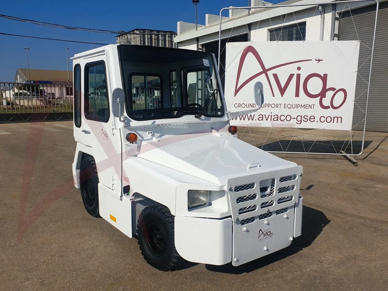 NISSAN FV02 - Poggyász vontató: 4 kép. NISSAN FV02 - Poggyász vontató: 4 kép.