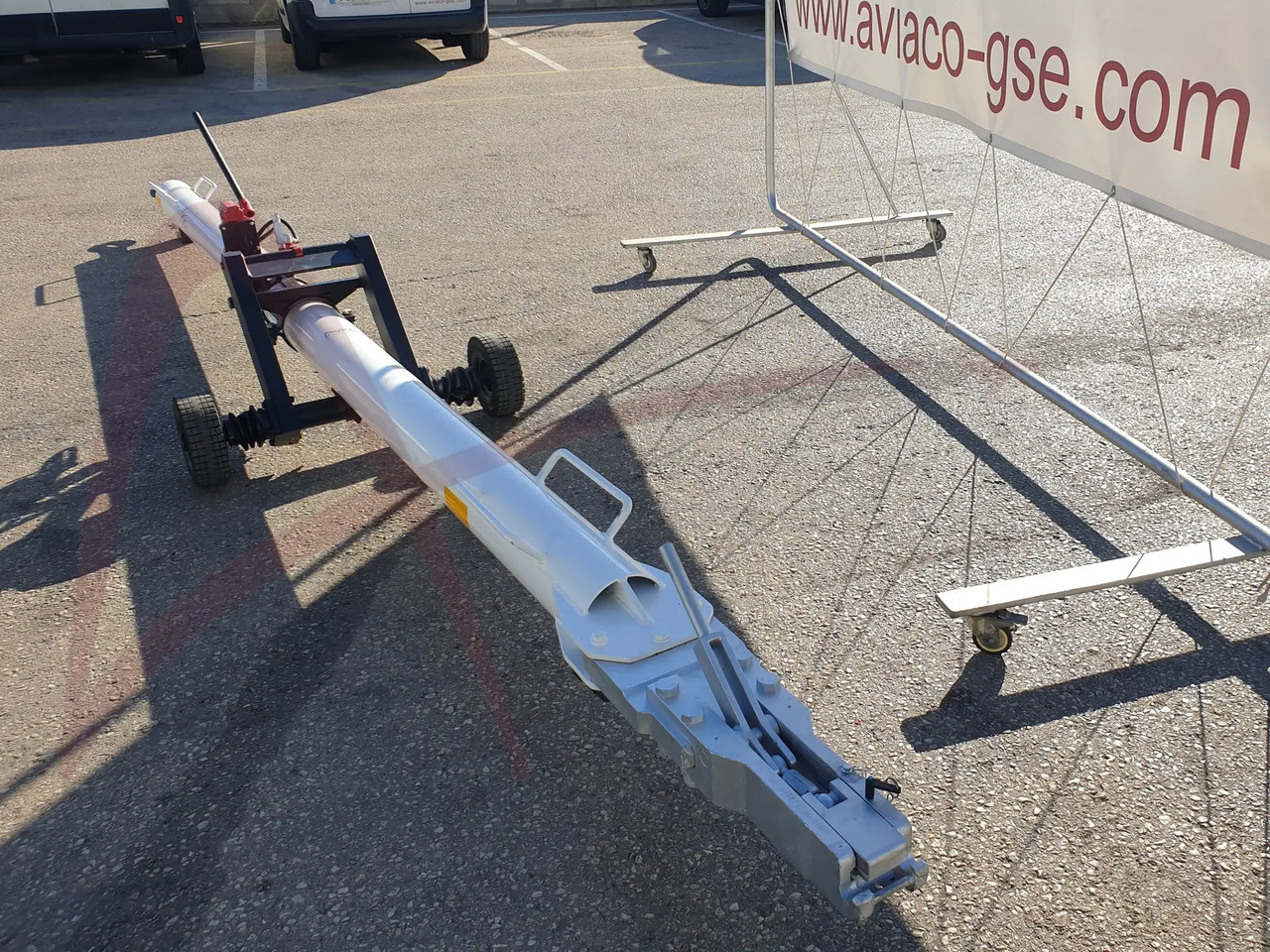 FLADUNG B737 - Repülőtéri jármű: 2 kép. FLADUNG B737 - Repülőtéri jármű: 2 kép.