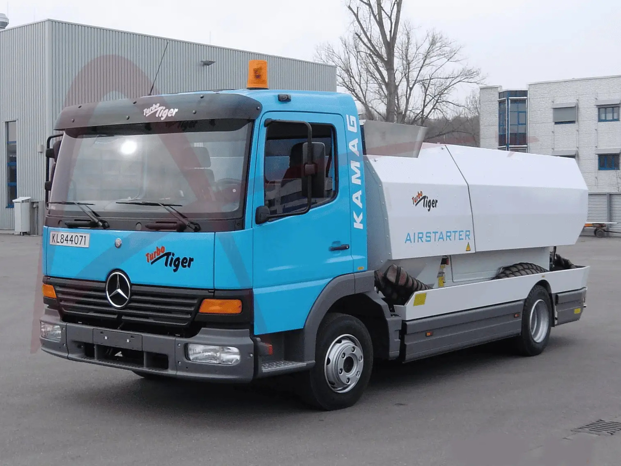 KAMAG TU-SP 850/400 - Repülőtéri jármű: 1 kép. KAMAG TU-SP 850/400 - Repülőtéri jármű: 1 kép.