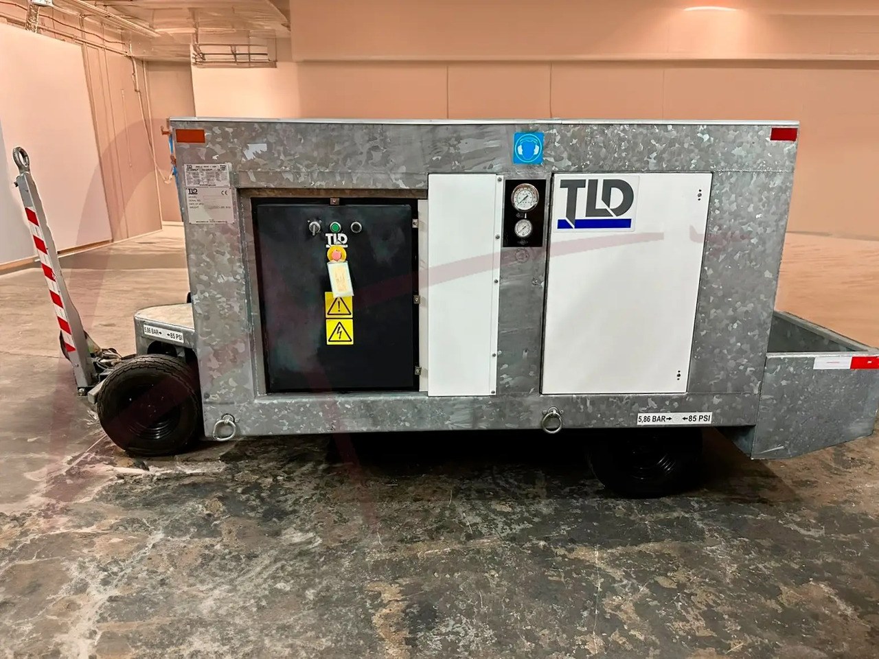 TLD ACE-302-H-EMP - Repülőtéri jármű: 1 kép. TLD ACE-302-H-EMP - Repülőtéri jármű: 1 kép.