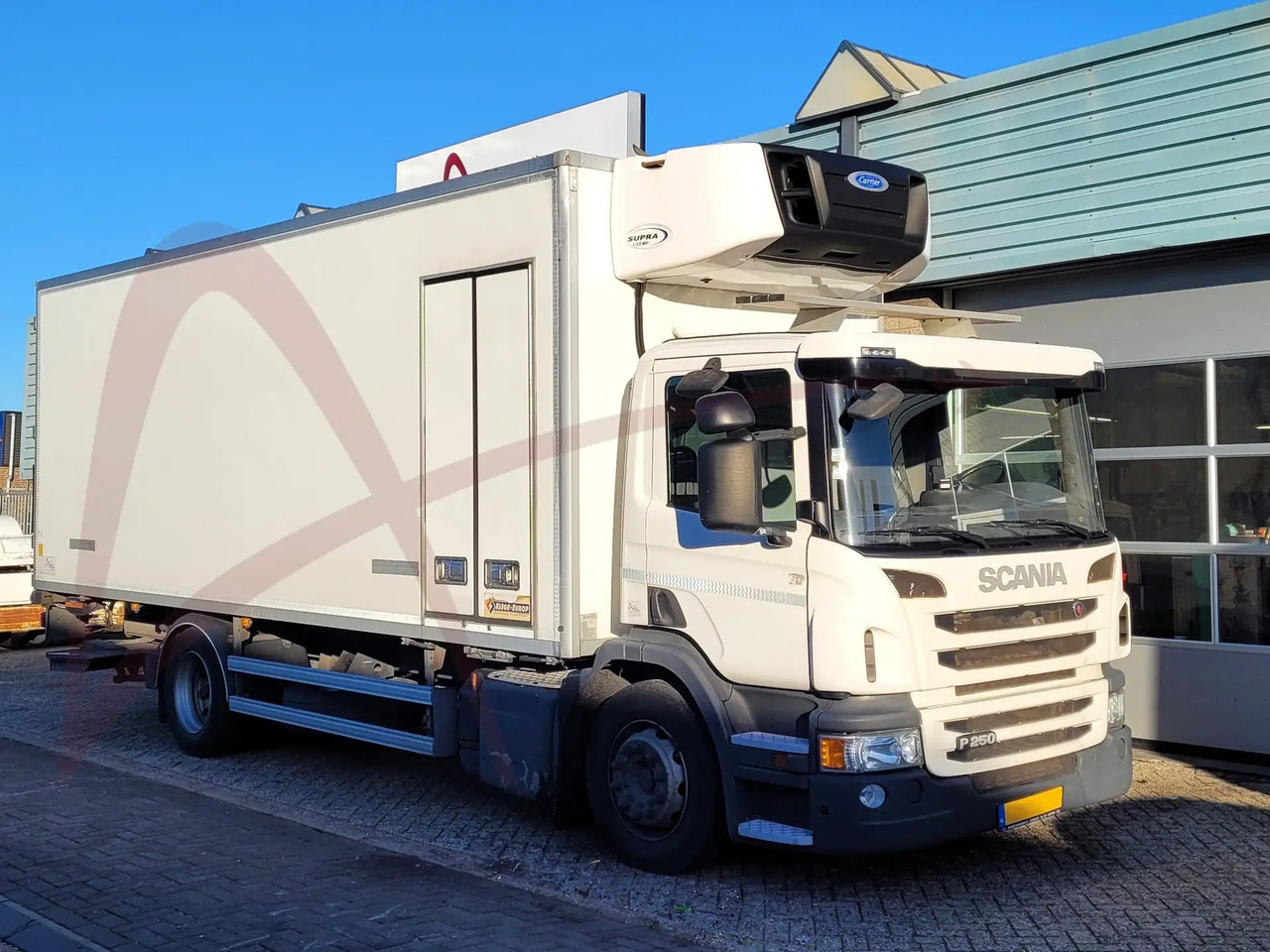 SCANIA P250 - Dobozos felépítményű teherautó: 5 kép. SCANIA P250 - Dobozos felépítményű teherautó: 5 kép.