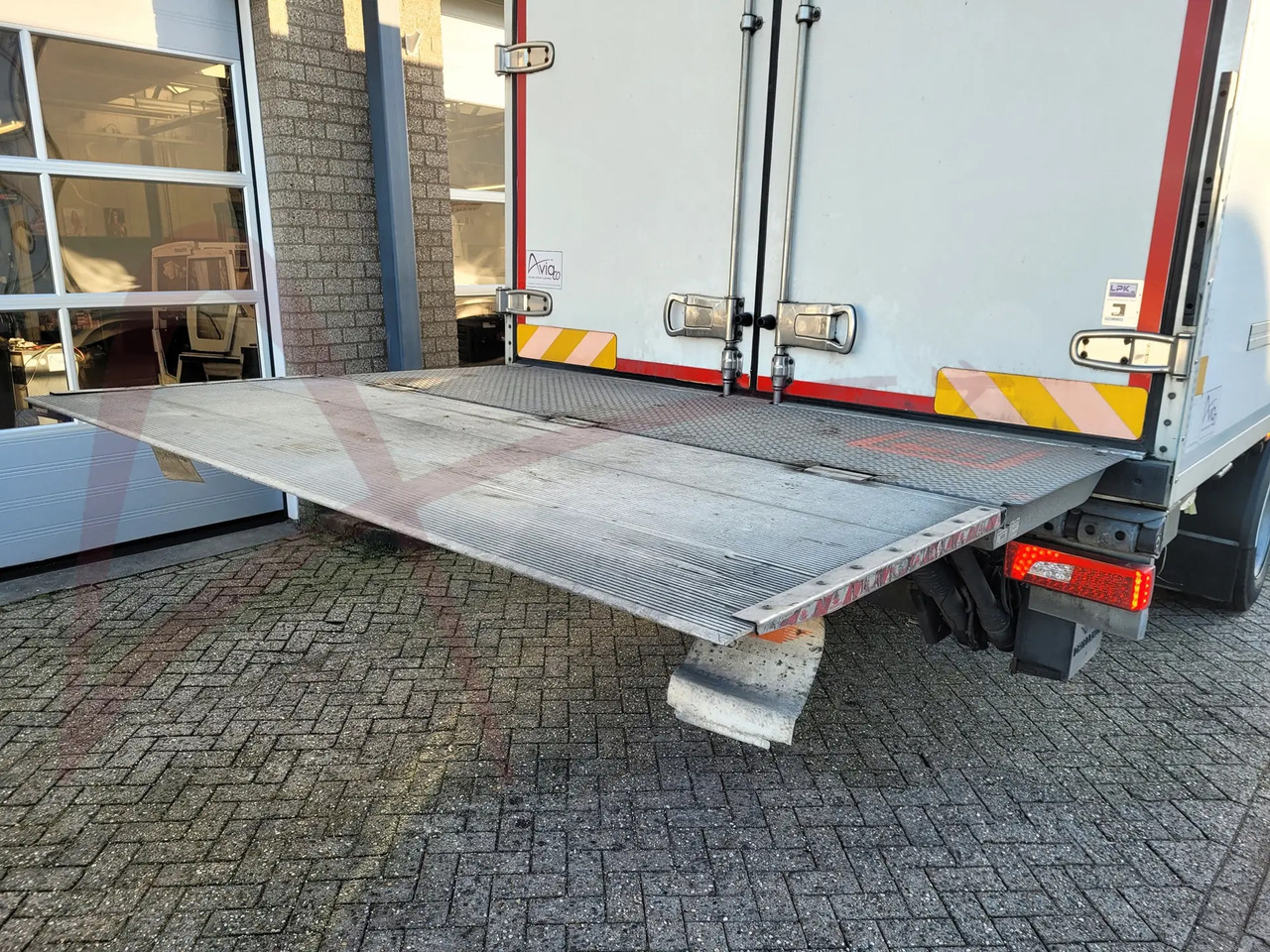 SCANIA P250 - Dobozos felépítményű teherautó: 4 kép. SCANIA P250 - Dobozos felépítményű teherautó: 4 kép.