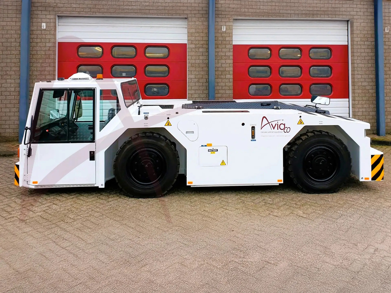 SCHOPF F110 - Repülőgép vontató: 2 kép. SCHOPF F110 - Repülőgép vontató: 2 kép.