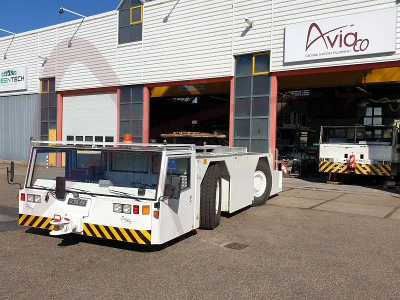 SCHOPF F396C - Repülőgép vontató: 2 kép. SCHOPF F396C - Repülőgép vontató: 2 kép.