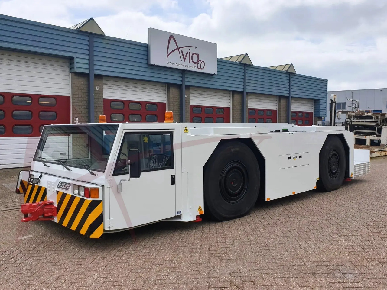 SCHOPF F396E - Repülőgép vontató: 1 kép. SCHOPF F396E - Repülőgép vontató: 1 kép.