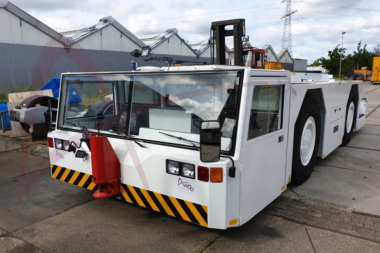 SCHOPF F396E - Repülőgép vontató: 5 kép. SCHOPF F396E - Repülőgép vontató: 5 kép.