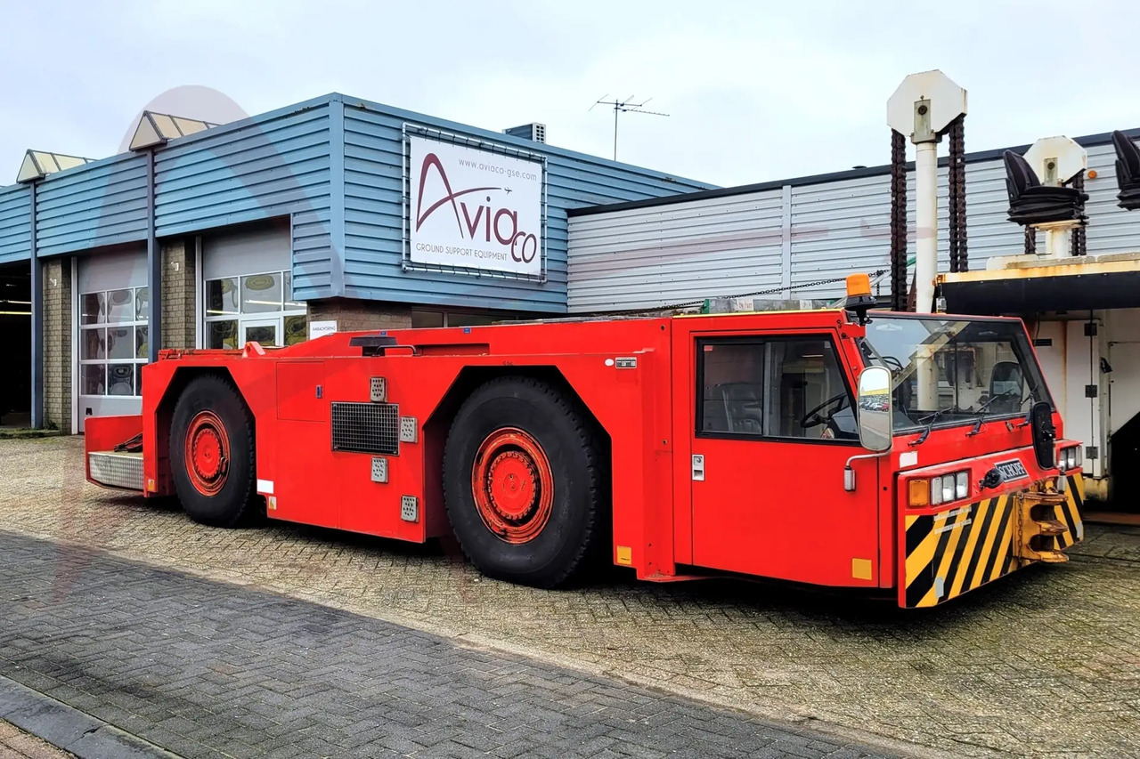SCHOPF F396P - Repülőgép vontató: 1 kép. SCHOPF F396P - Repülőgép vontató: 1 kép.