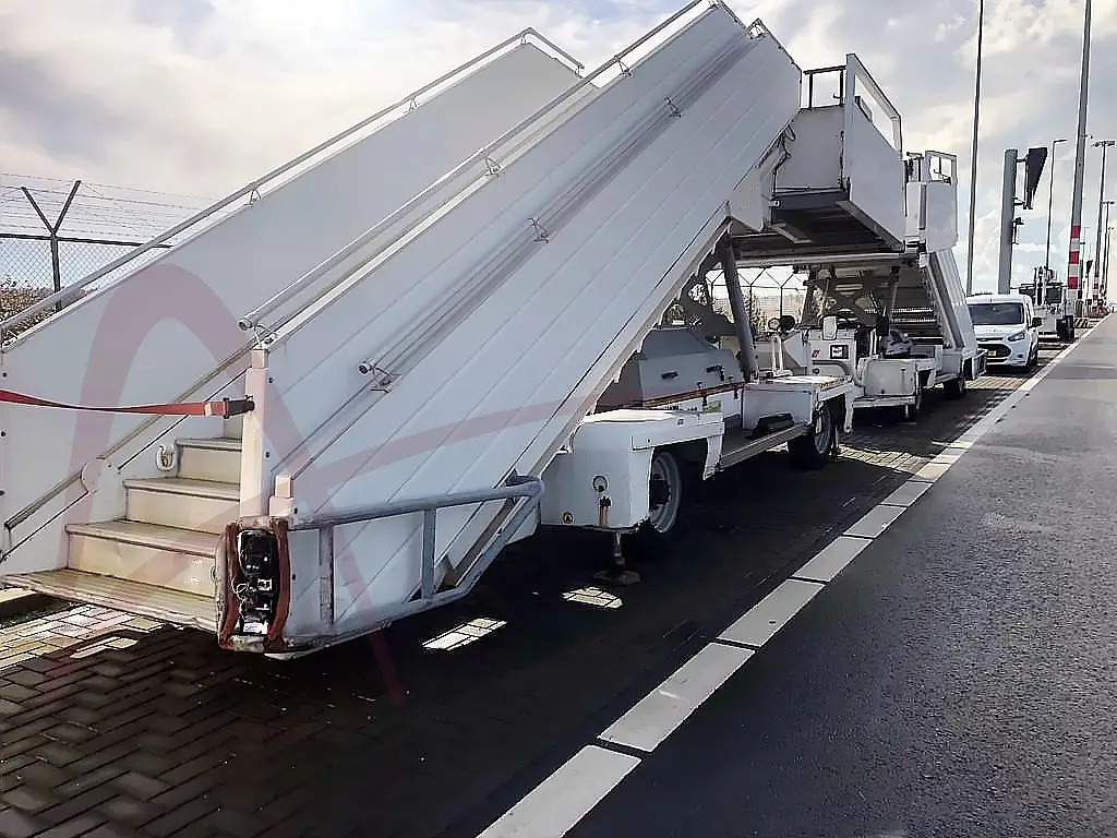 TLD ABS-580-E - Utaslépcső: 2 kép. TLD ABS-580-E - Utaslépcső: 2 kép.