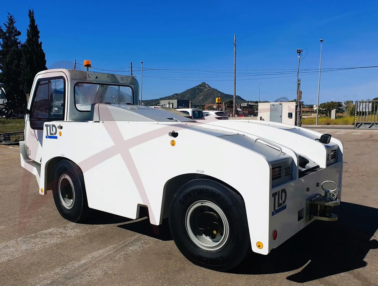 TLD TMX-150/12 - Repülőgép vontató: 1 kép. TLD TMX-150/12 - Repülőgép vontató: 1 kép.