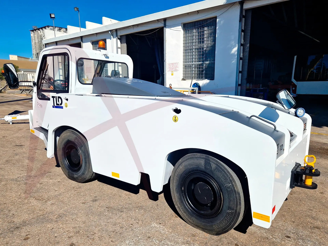 TLD TMX-150/15 - Repülőgép vontató: 2 kép. TLD TMX-150/15 - Repülőgép vontató: 2 kép.