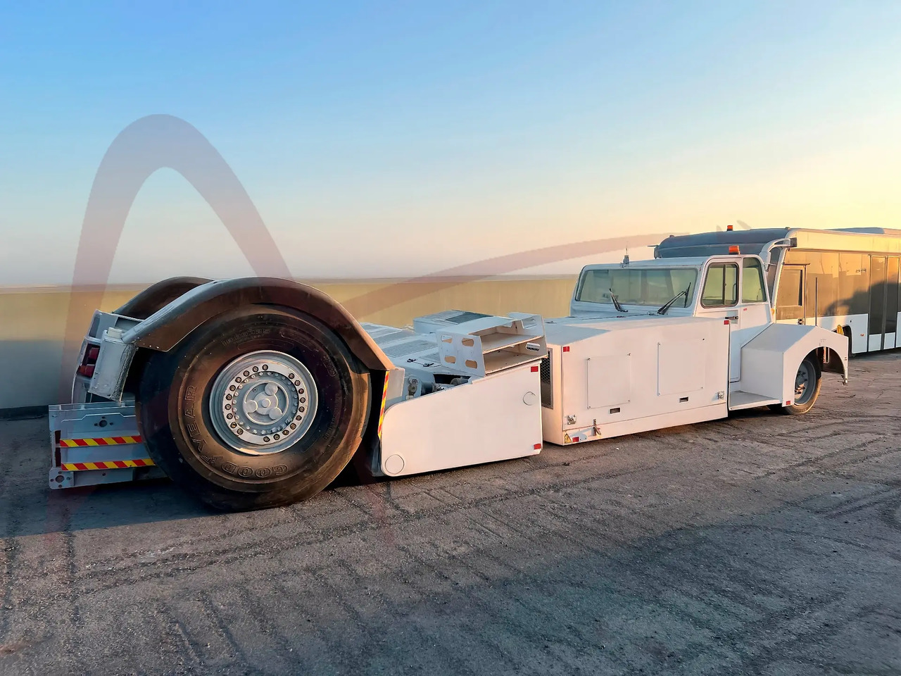 TLD TPX-500 - Repülőgép vontató: 1 kép. TLD TPX-500 - Repülőgép vontató: 1 kép.