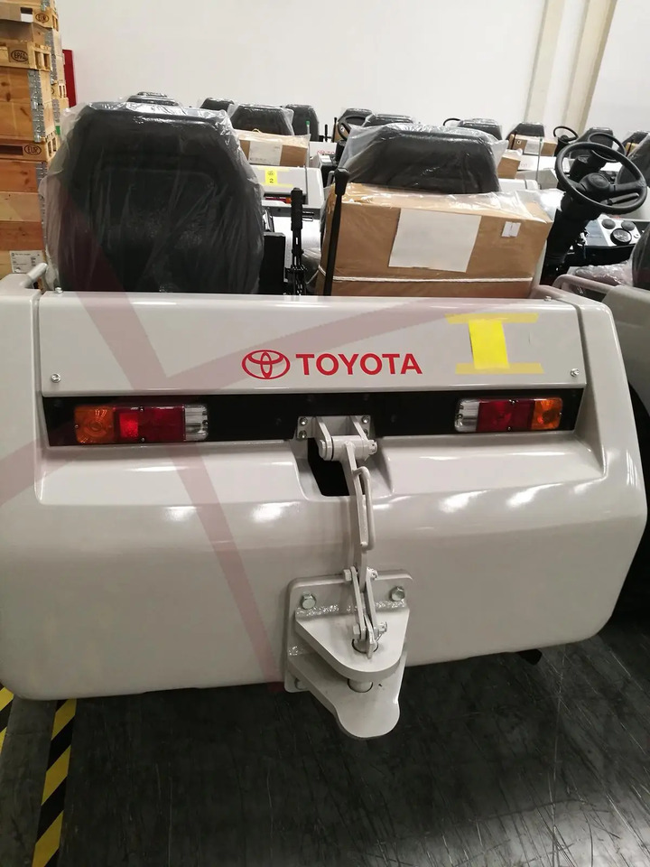 TOYOTA 52-2TD-25 - Poggyász vontató: 3 kép. TOYOTA 52-2TD-25 - Poggyász vontató: 3 kép.