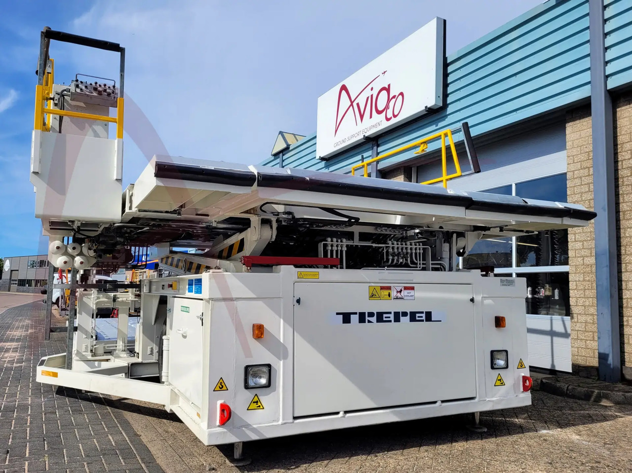 TREPEL CHAMP 70W - Konténer/ Rakodólap rakodógép: 3 kép. TREPEL CHAMP 70W - Konténer/ Rakodólap rakodógép: 3 kép.
