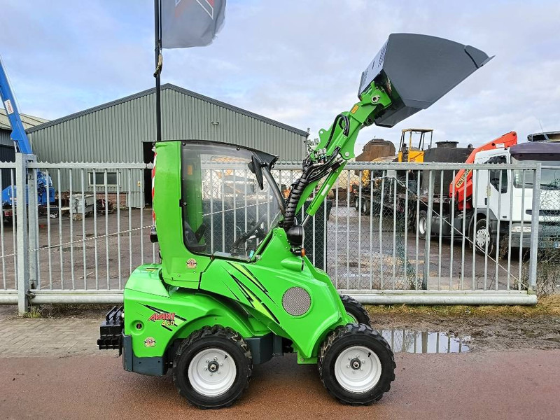 Avant M420 MSDNT mini shovel loader lader 980 kg CE - Kompakt lánctalpas rakodó: 1 kép. Avant M420 MSDNT mini shovel loader lader 980 kg CE - Kompakt lánctalpas rakodó: 1 kép.