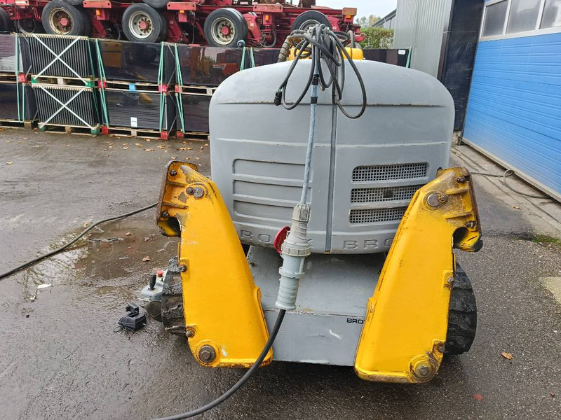 Brokk 330 remote demolition robot sloop kraan excavator - Lánctalpas kotró: 5 kép. Brokk 330 remote demolition robot sloop kraan excavator - Lánctalpas kotró: 5 kép.