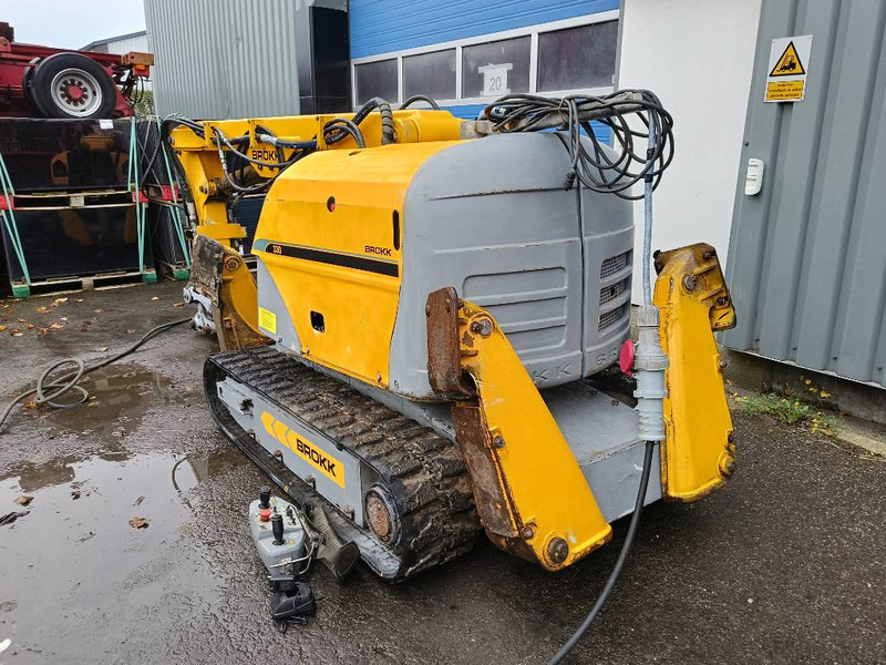 Brokk 330 remote demolition robot sloop kraan excavator - Lánctalpas kotró: 4 kép. Brokk 330 remote demolition robot sloop kraan excavator - Lánctalpas kotró: 4 kép.