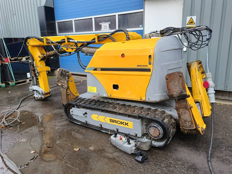 Brokk 330 remote demolition robot sloop kraan excavator - Lánctalpas kotró: 1 kép. Brokk 330 remote demolition robot sloop kraan excavator - Lánctalpas kotró: 1 kép.