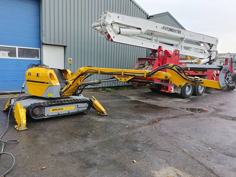 Brokk 330 remote demolition robot sloop kraan excavator - Lánctalpas kotró: 2 kép. Brokk 330 remote demolition robot sloop kraan excavator - Lánctalpas kotró: 2 kép.