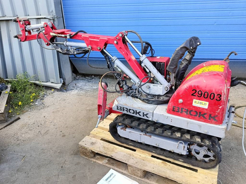 Brokk mini cut 40 demolition robot remote controlled - Lánctalpas kotró: 2 kép. Brokk mini cut 40 demolition robot remote controlled - Lánctalpas kotró: 2 kép.