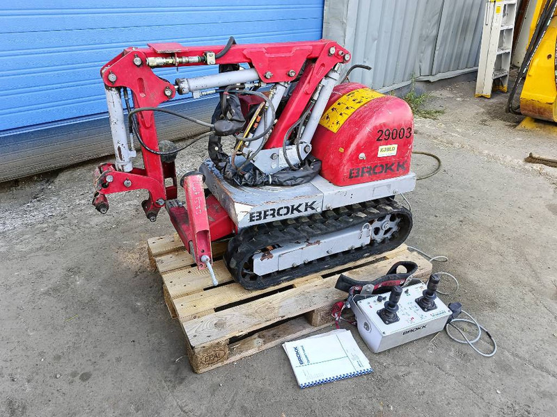 Brokk mini cut 40 demolition robot remote controlled - Lánctalpas kotró: 1 kép. Brokk mini cut 40 demolition robot remote controlled - Lánctalpas kotró: 1 kép.