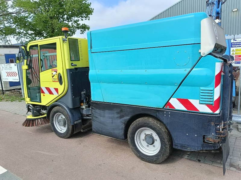Bucher CityCat 2020 vacuum water bezemwagen veegmachine - Utcaseprő gép: 5 kép. Bucher CityCat 2020 vacuum water bezemwagen veegmachine - Utcaseprő gép: 5 kép.