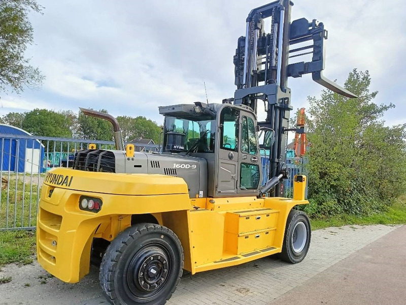 Hyundai 160 D-9 heftruck forklift stapler 16 ton CE - Dízel targonca: 2 kép. Hyundai 160 D-9 heftruck forklift stapler 16 ton CE - Dízel targonca: 2 kép.