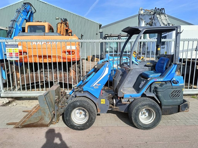 MultiOne 6.3 SD minishovel loader lader 4x4 uitschuifmast - Gumikerekes homlokrakodó: 1 kép. MultiOne 6.3 SD minishovel loader lader 4x4 uitschuifmast - Gumikerekes homlokrakodó: 1 kép.