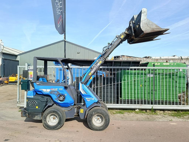 MultiOne 6.3 SD minishovel loader lader 4x4 uitschuifmast - Gumikerekes homlokrakodó: 2 kép. MultiOne 6.3 SD minishovel loader lader 4x4 uitschuifmast - Gumikerekes homlokrakodó: 2 kép.