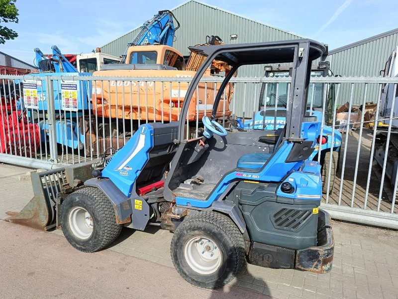 MultiOne 6.3 SD minishovel loader lader 4x4 uitschuifmast - Gumikerekes homlokrakodó: 3 kép. MultiOne 6.3 SD minishovel loader lader 4x4 uitschuifmast - Gumikerekes homlokrakodó: 3 kép.