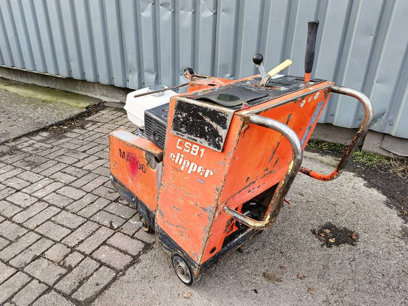 Norton CSB1 clipper zaag betonzaag machine 1994 - Aszfaltozó gép: 3 kép. Norton CSB1 clipper zaag betonzaag machine 1994 - Aszfaltozó gép: 3 kép.