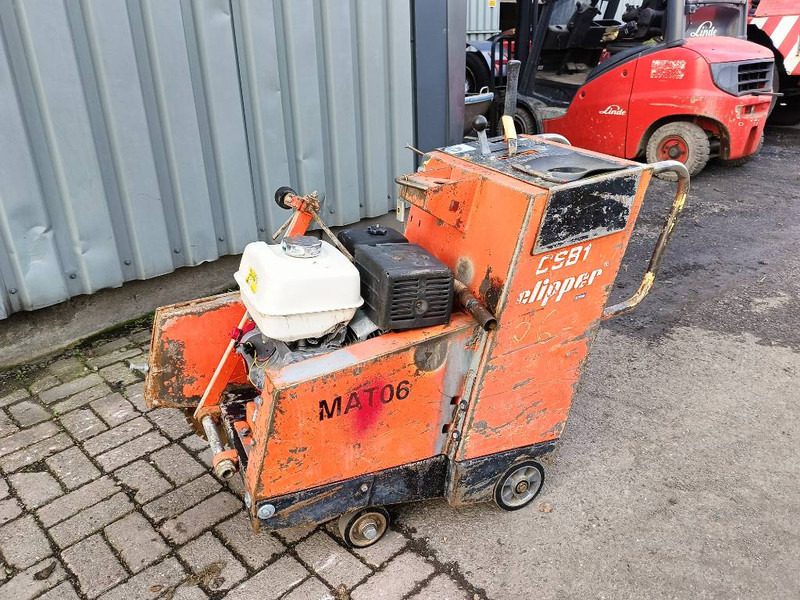 Norton CSB1 clipper zaag betonzaag machine 1994 - Aszfaltozó gép: 1 kép. Norton CSB1 clipper zaag betonzaag machine 1994 - Aszfaltozó gép: 1 kép.