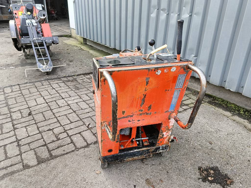 Norton CSB1 clipper zaag betonzaag machine 1994 - Aszfaltozó gép: 4 kép. Norton CSB1 clipper zaag betonzaag machine 1994 - Aszfaltozó gép: 4 kép.